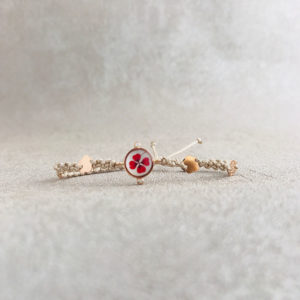 TAJANI BRACCIALE PERSONALIZZATO CON QUADRIFOGLIO ROSSO E BRACCIALE MACRAMÈ COLOR ECRU