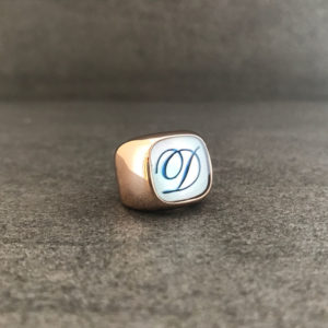 TAJANI ANELLO IN ORO ROSA PERSONALIZZATO CON LETTERA D IN COLOR BLUE