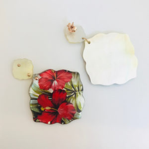 ORECCHINI IN MADREPERLA AUSTRALIANA E ORO ROSA RAPPRESENTANTI IMMAGINE DI FIORE HIBISCUS ROSSO